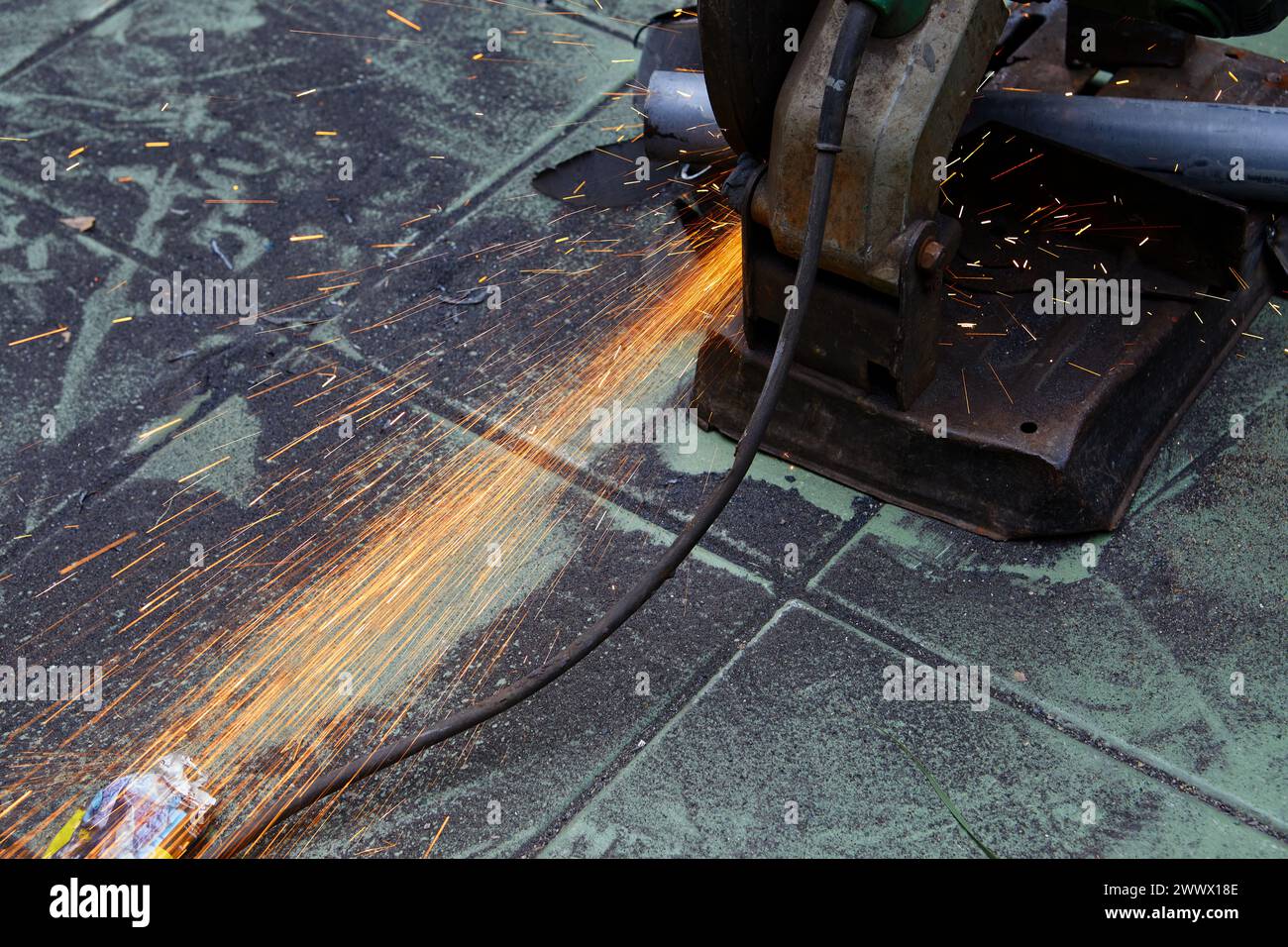 Scie à onglets composite coulissante avec lame circulaire pour couper des tuyaux métalliques Banque D'Images