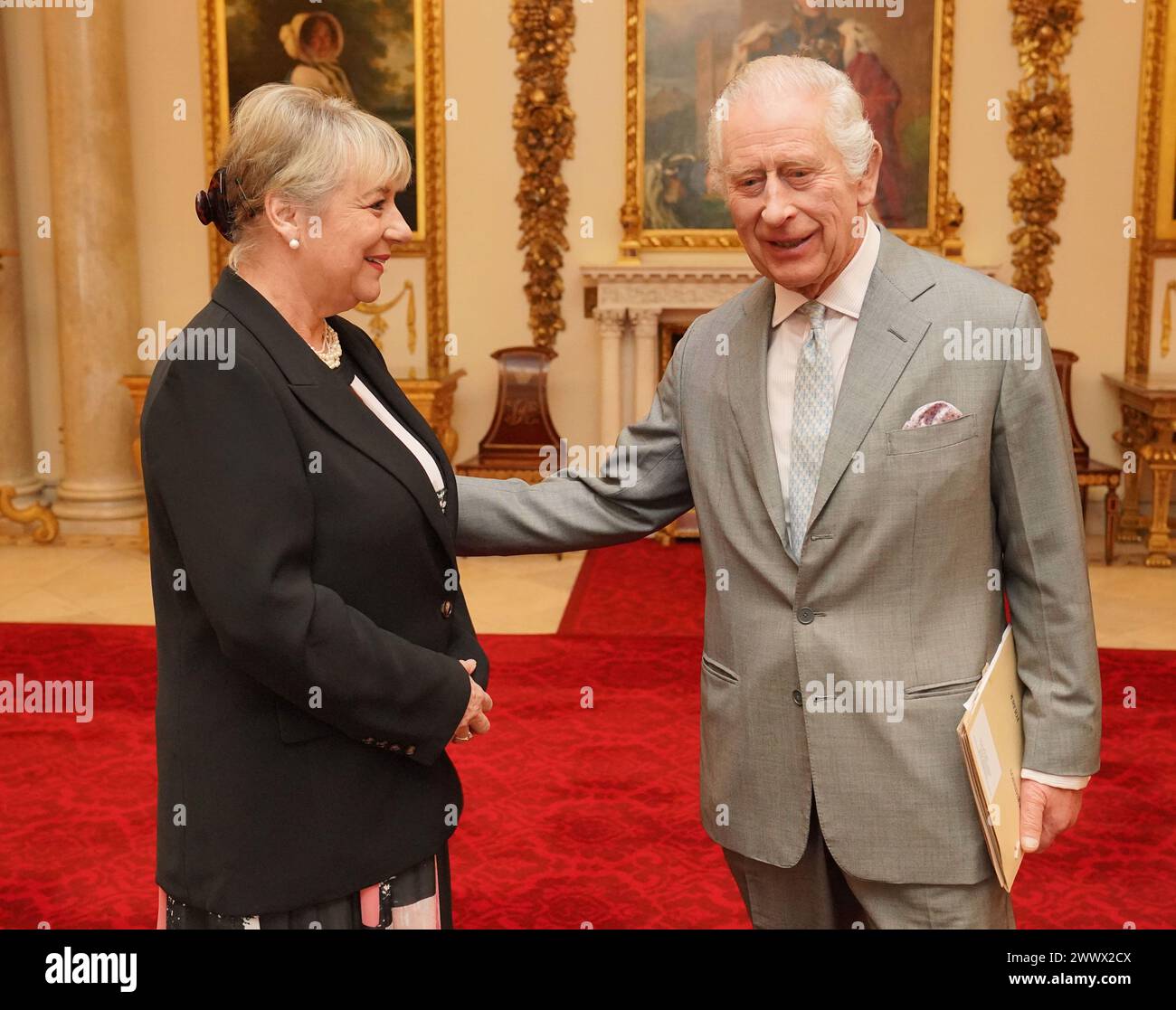 Le roi Charles III salue Dame Martina Milburn avant une audience dans la salle de billard du palais de Buckingham, à Londres, avec des leaders religieux communautaires de tout le Royaume-Uni qui ont participé à un programme Windsor leadership Trust, encourageant et soutenant le dialogue, harmonie et compréhension à une époque de tensions internationales accrues. Windsor leadership est une organisation caritative de développement du leadership qui offre des programmes transformationnels et axés sur l'expérience pour les hauts dirigeants. Date de la photo : mardi 26 mars 2024. Banque D'Images