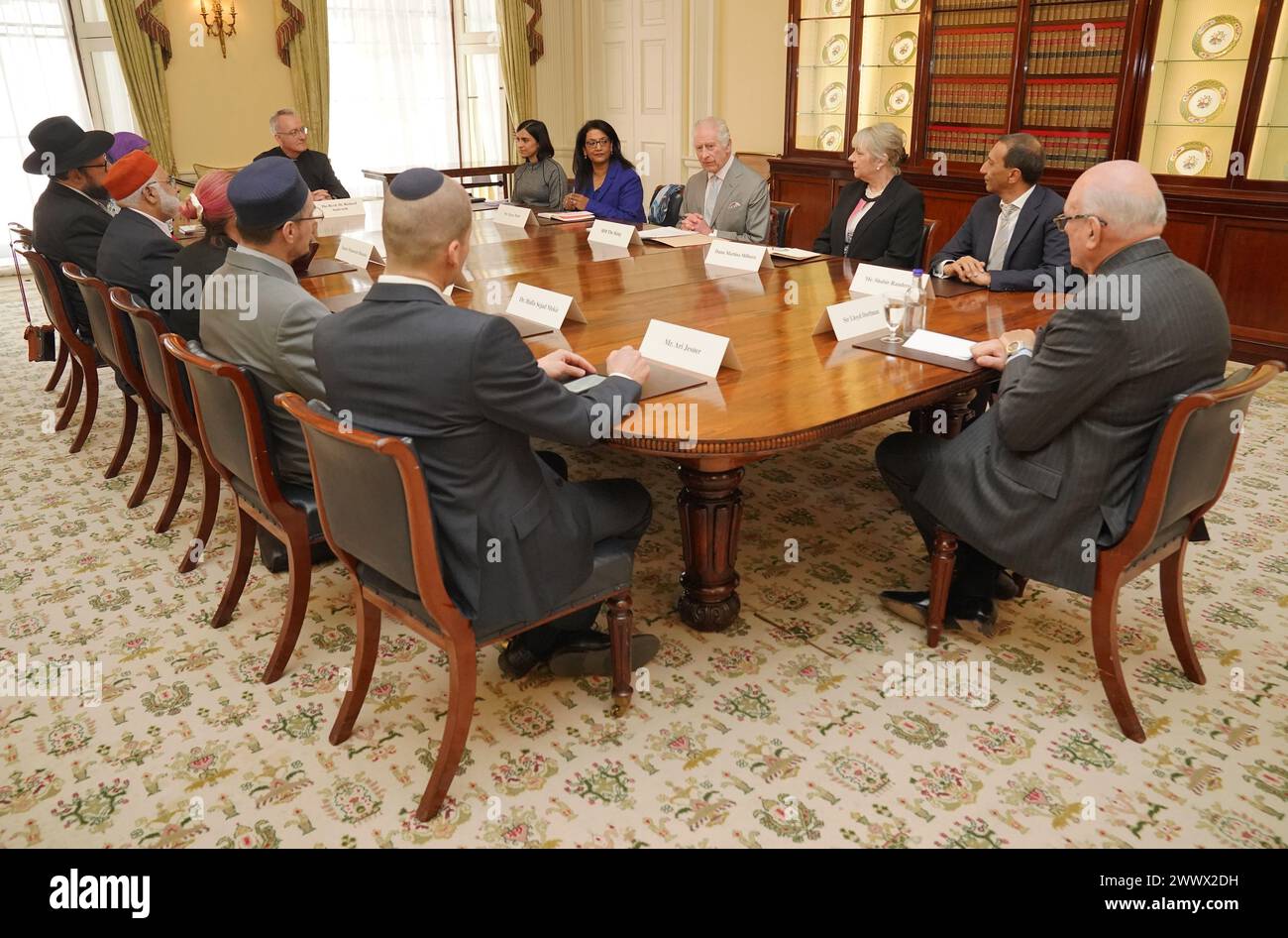 Le roi Charles III (4ème à droite) lors d’une audience dans la salle de billard du palais de Buckingham, Londres, avec des leaders religieux de la communauté de tout le Royaume-Uni qui ont pris part à un programme Windsor leadership Trust, encourageant et soutenant le dialogue, l’harmonie et la compréhension dans une période de tensions internationales accrues. Windsor leadership est une organisation caritative de développement du leadership qui offre des programmes transformationnels et axés sur l'expérience pour les hauts dirigeants. Date de la photo : mardi 26 mars 2024. Banque D'Images