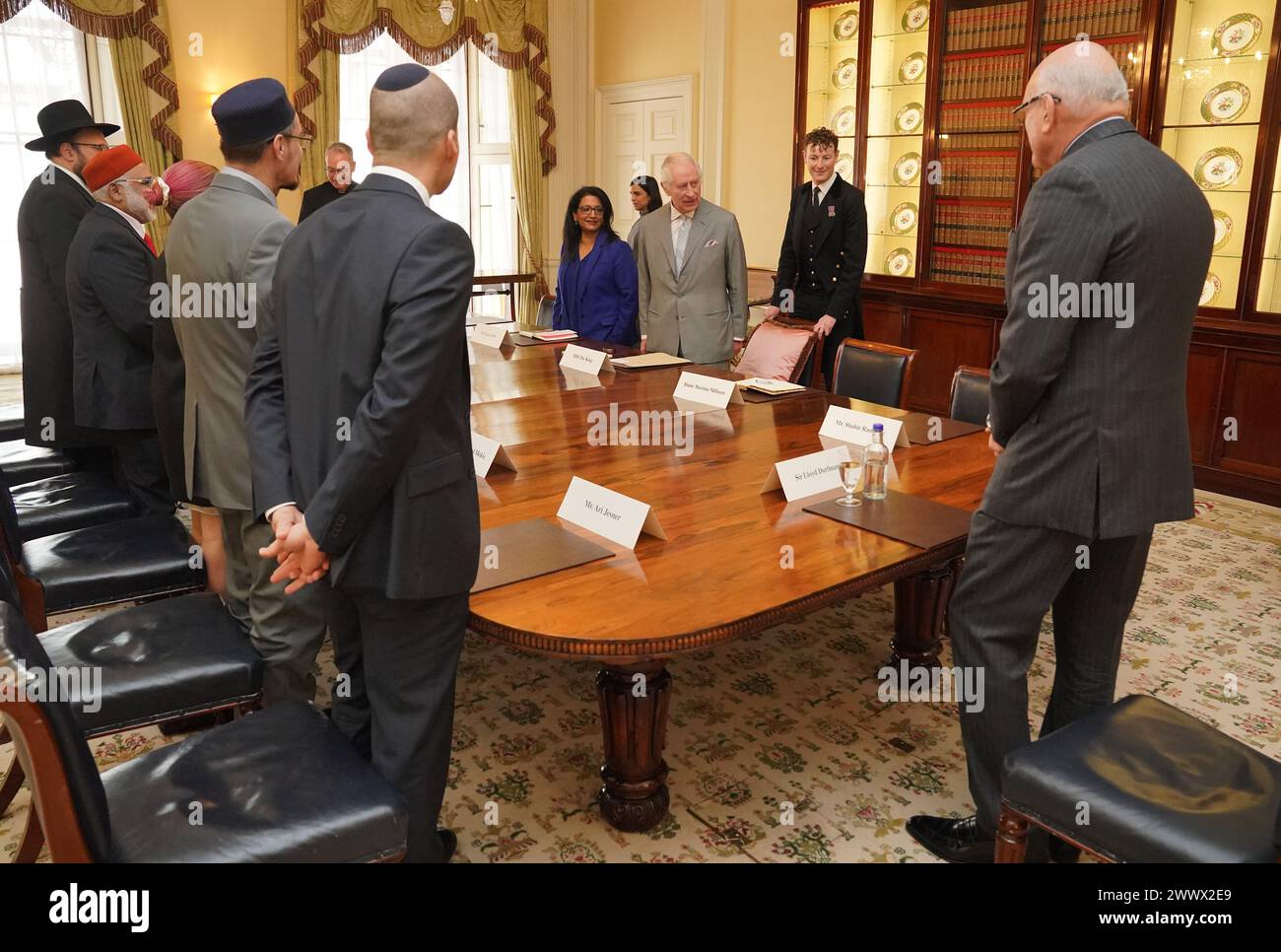 Le roi Charles III (3ème à droite) lors d’une audience dans la salle de billard du Buckingham Palace, Londres, avec des leaders religieux de la communauté de tout le Royaume-Uni qui ont pris part à un programme Windsor leadership Trust, encourageant et soutenant le dialogue, l’harmonie et la compréhension dans une période de tensions internationales accrues. Windsor leadership est une organisation caritative de développement du leadership qui offre des programmes transformationnels et axés sur l'expérience pour les hauts dirigeants. Date de la photo : mardi 26 mars 2024. Banque D'Images