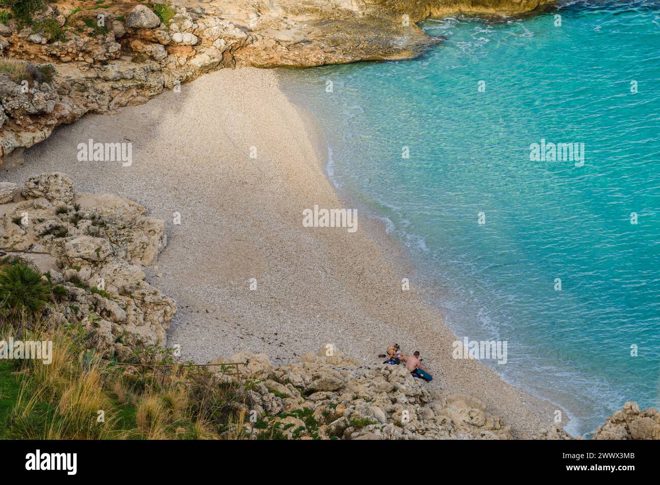 Sonniger Tag an einer Bucht mit türkisblauem Wasser im Naturreservat Zingaro Riserva Naturale orientata dello Zingaro, Trapani, Sizilien, Italien. Wanderung durch den Zingaro Nationalpark *** Journée ensoleillée dans une baie avec de l'eau bleu turquoise dans la réserve naturelle Zingaro Riserva Naturale orientata dello Zingaro, Trapani, Sicile, Italie randonnée à travers le parc national Zingaro Banque D'Images