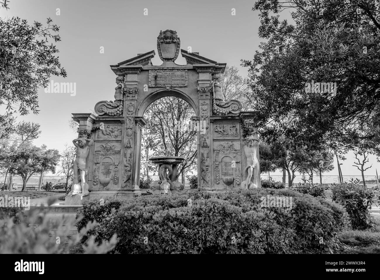 Villa Comunale est un parc à Naples, construit dans les années 1780 par le roi Ferdinand IV sur des terres récupérées le long du port de Mergellina. Banque D'Images