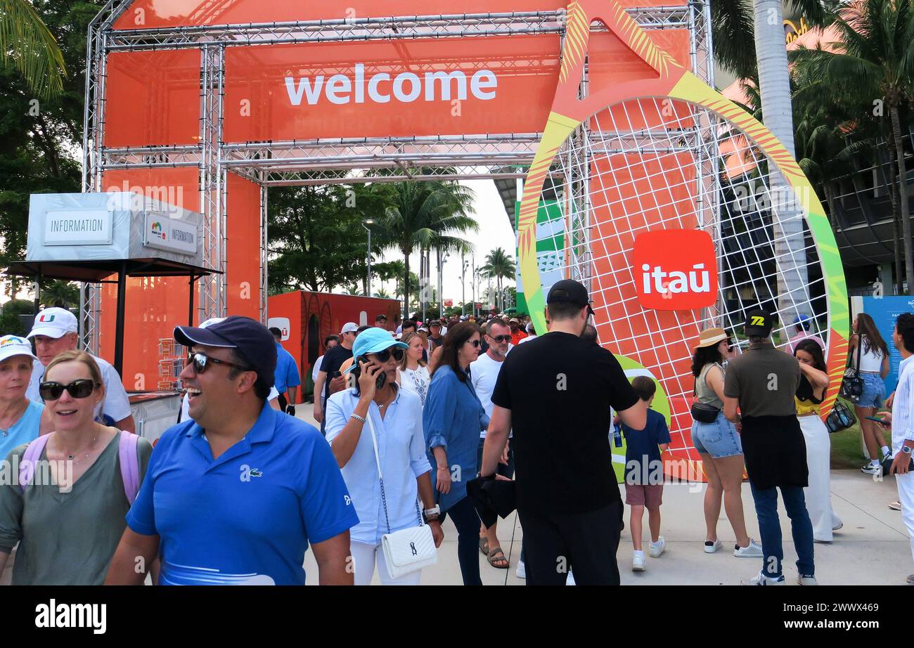 Miami Gardens, États-Unis. 24 mars 2024. Les gens assistent au tournoi de tennis de Miami Open 2024 au Hard Rock Stadium de Miami Gardens. Caroline Garcia a gagné contre Naomi Osaka 7-6(4), 7-5 crédit : SOPA images Limited/Alamy Live News Banque D'Images