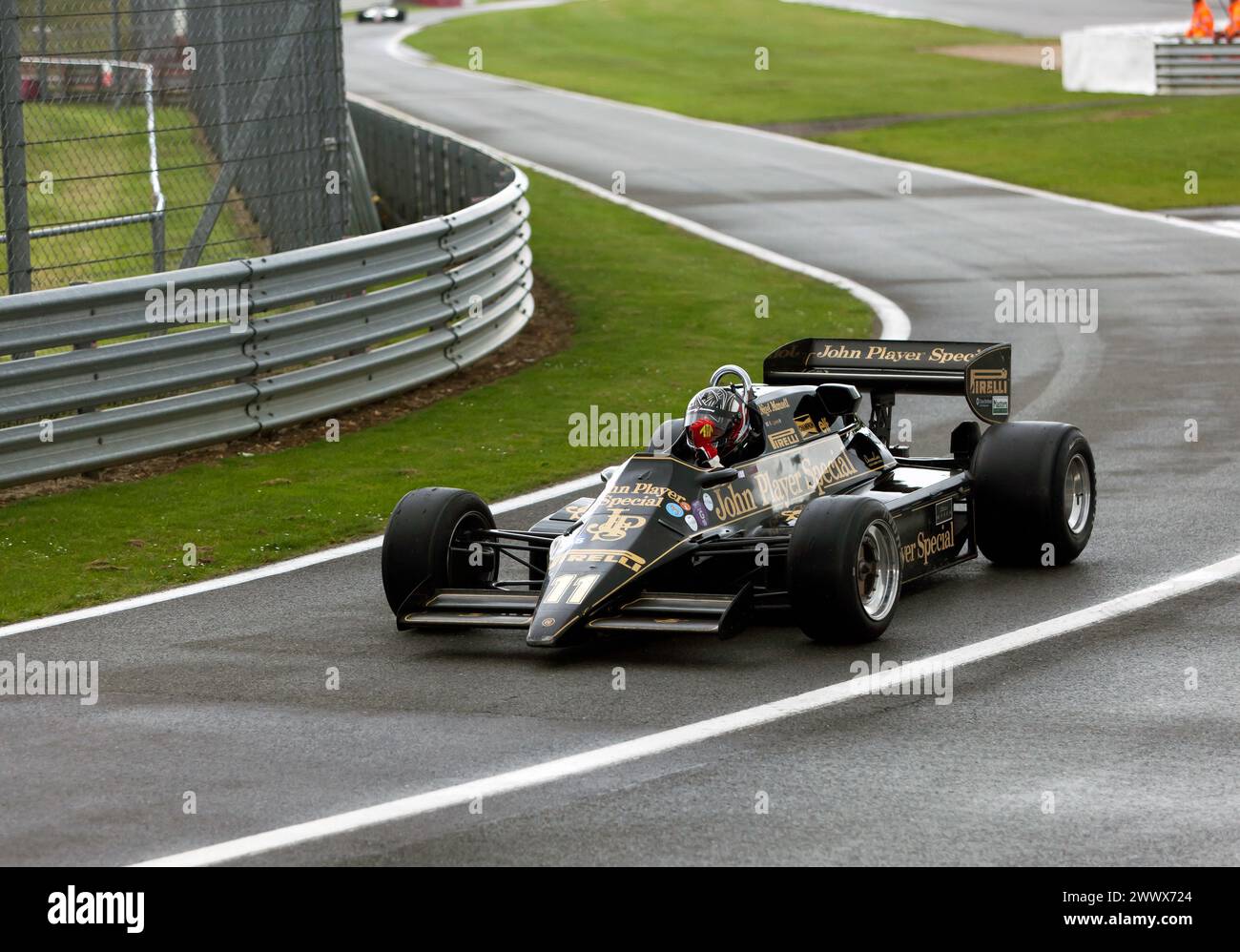 Michael Lyons ramenant son Black and Gold, 1983, Lotus 92, aux stands, après la course de formule 1 Masters Racing Legends ('66-'85) Banque D'Images