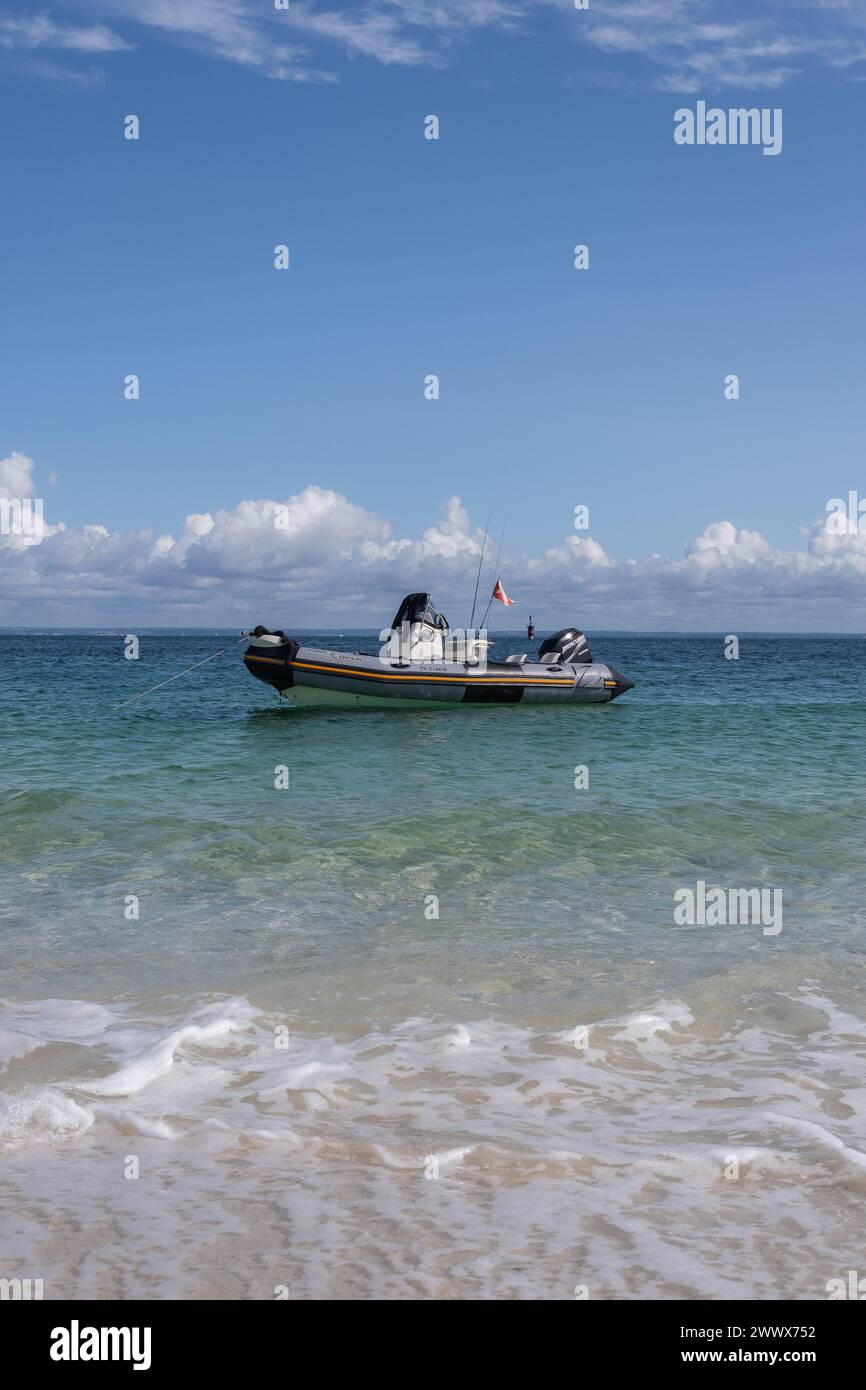 Un bateau gonflable flottant dans les eaux sereines de la mer Banque D'Images
