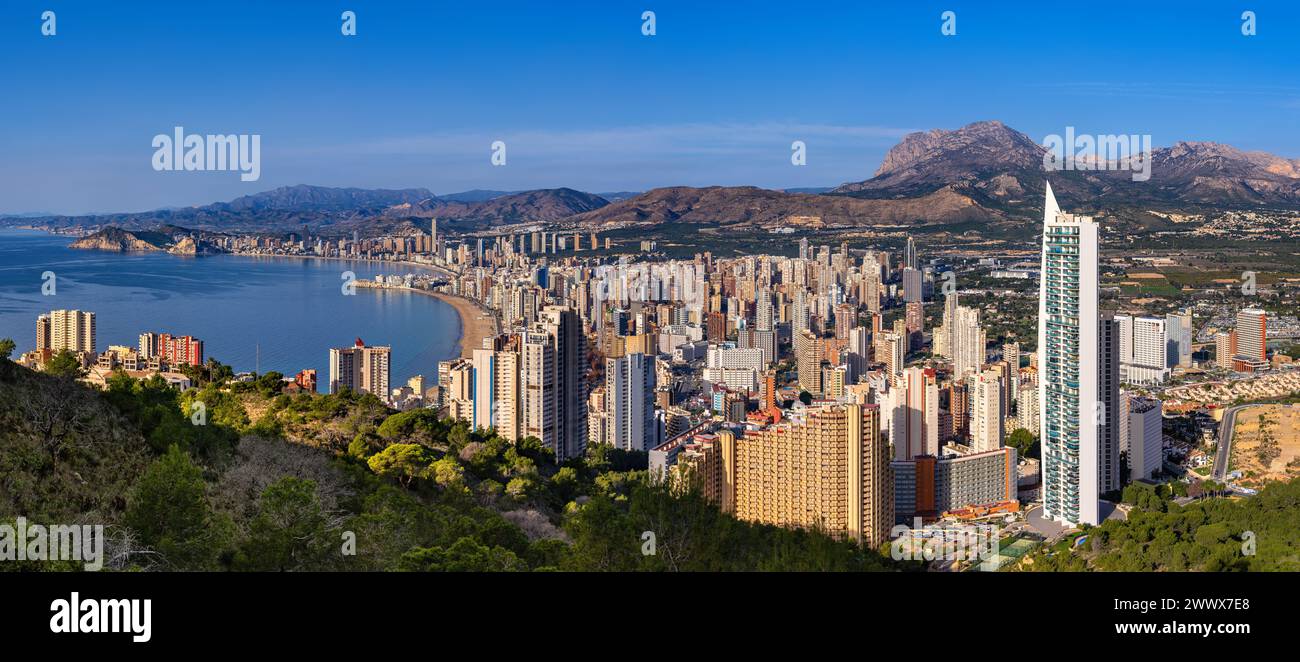 Benidorm est une station balnéaire populaire sur la Costa Blanca espagnole sur la rive méditerranéenne. Banque D'Images