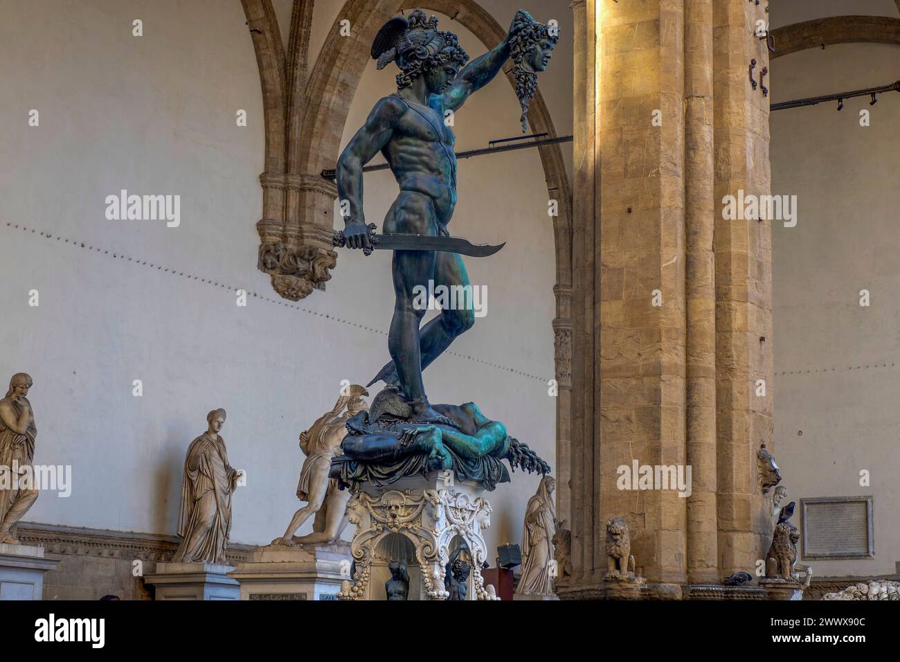 Détail de Persée tenant la tête de Méduse, statue de bronze dans la Loggia de Lanzi, Piazza della Signoria, Florence, Italie. Isolé sur blanc Banque D'Images