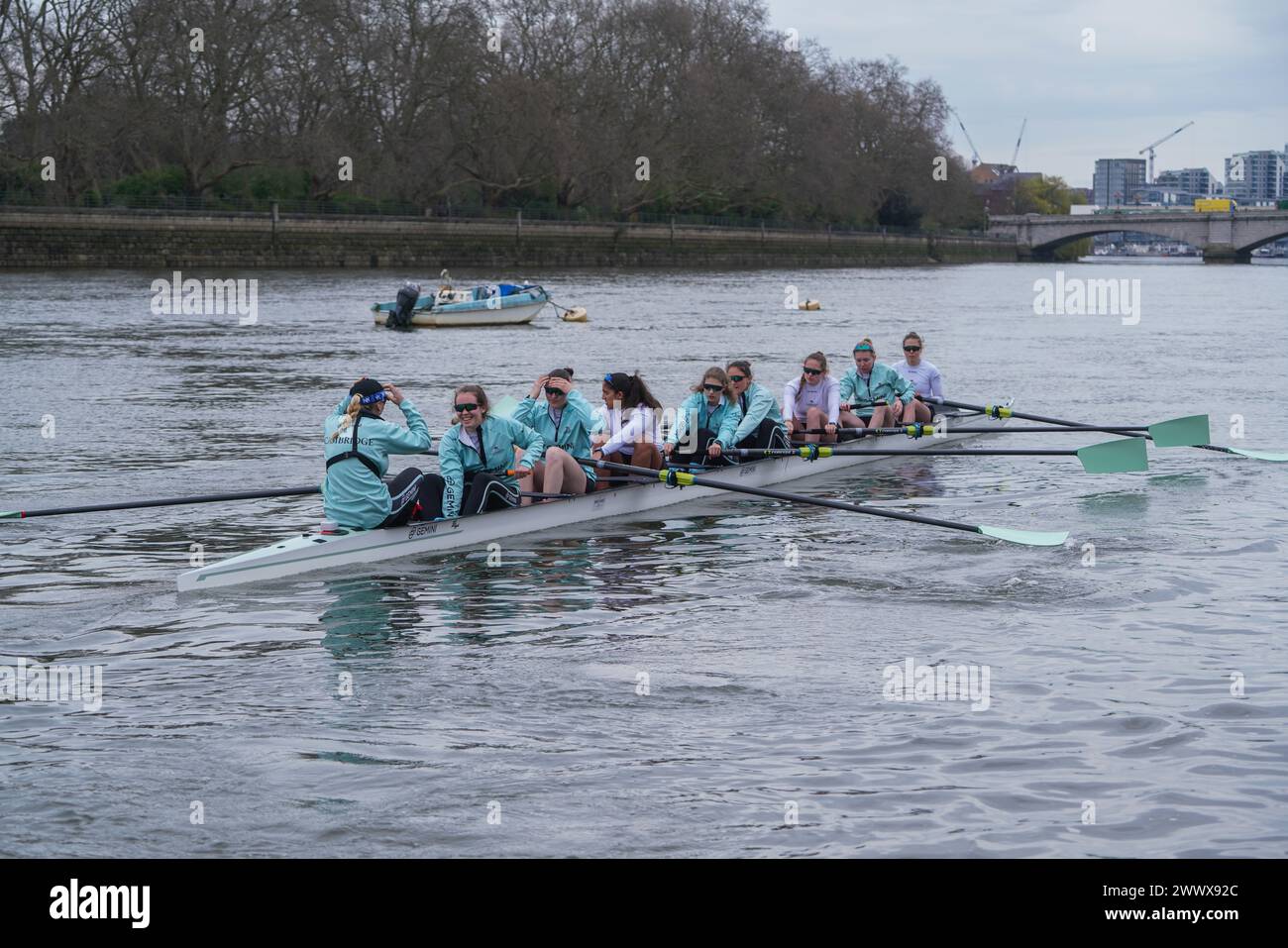 Londres, Royaume-Uni 26 mars 2024 L'équipage féminin de l'Université de Cambridge lors d'une session d'entraînement sur la Tamise à Putney avant la course annuelle de bateaux de l'Université le samedi 30 mars . Credit : amer Ghazzal/Alamy Live News Banque D'Images