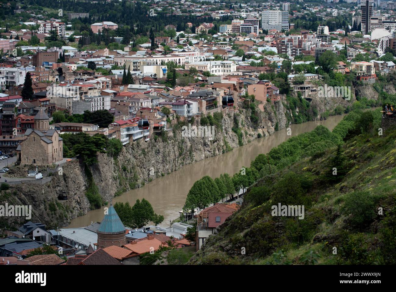 Vue aérienne de Tbilissi, capitale de la République de Géorgie et des falaises de la rivière Kura, qui divise la ville en deux. Banque D'Images