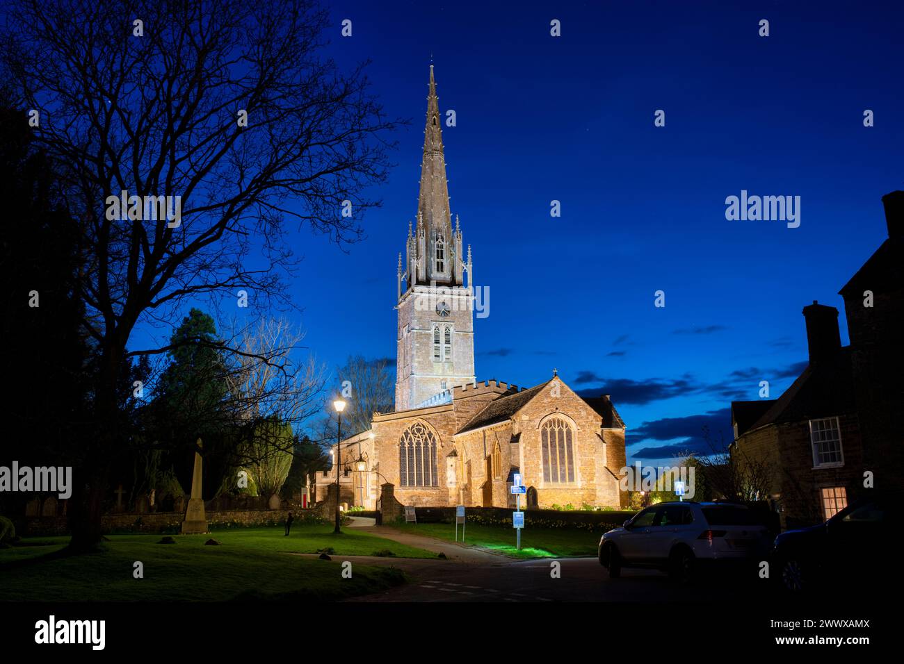 Église Saint-Pierre et Saint-Paul à Kings Sutton après le crépuscule. Kings Sutton, Northamptonshire, Angleterre Banque D'Images