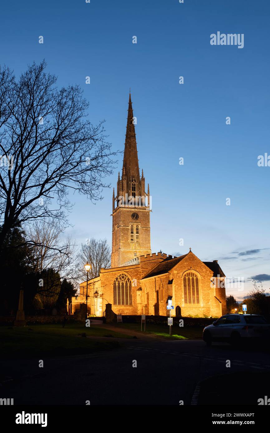 Église Saint-Pierre et Saint-Paul à Kings Sutton au crépuscule. Kings Sutton, Northamptonshire, Angleterre Banque D'Images