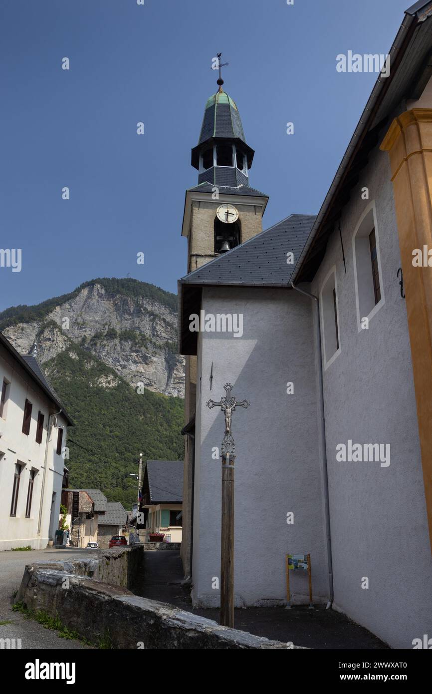 Vue sur le village pittoresque et la chapelle de Montvernier, dans le département de Savoie de la région Auvergne-Rhône-Alpes dans le sud-est de la France. Banque D'Images