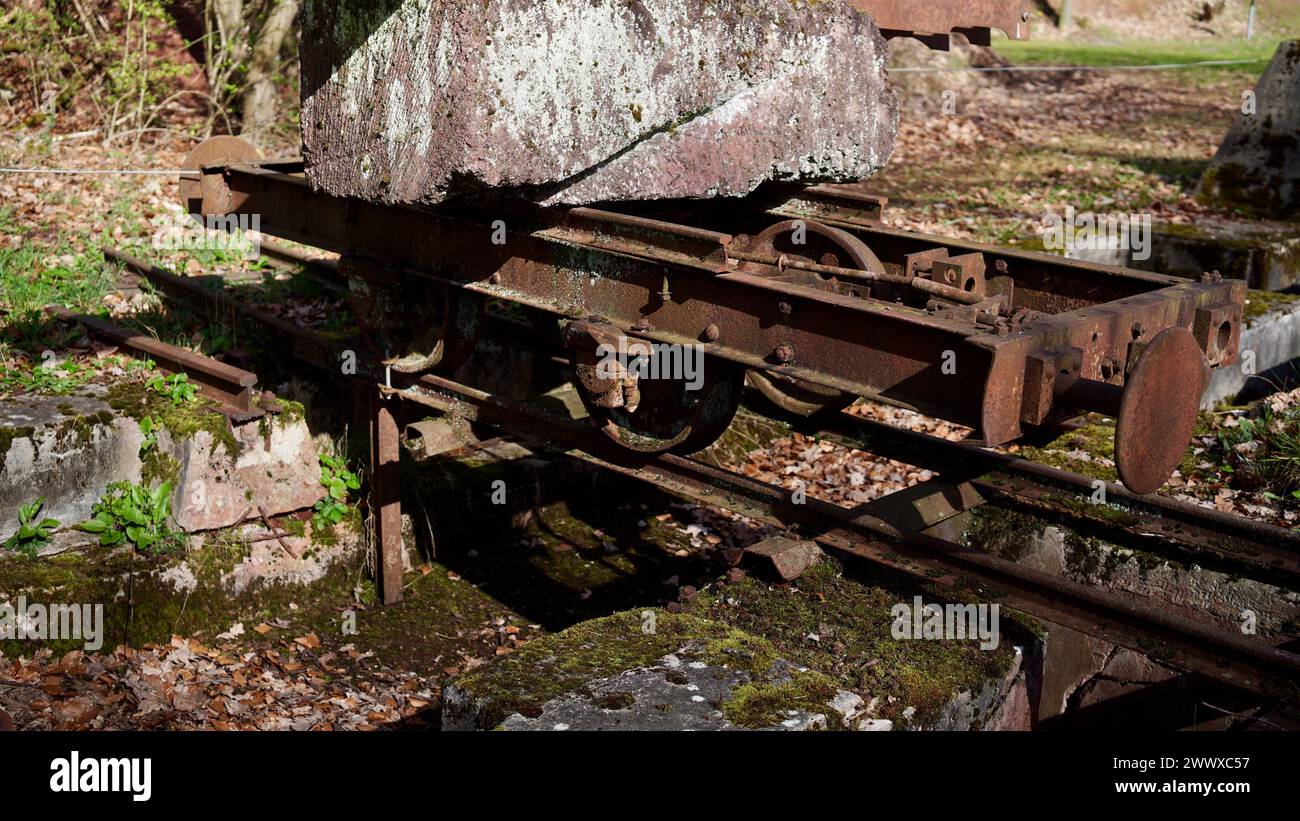 Vieux wagon rouillé pour le transport de pierres dans une carrière. Banque D'Images