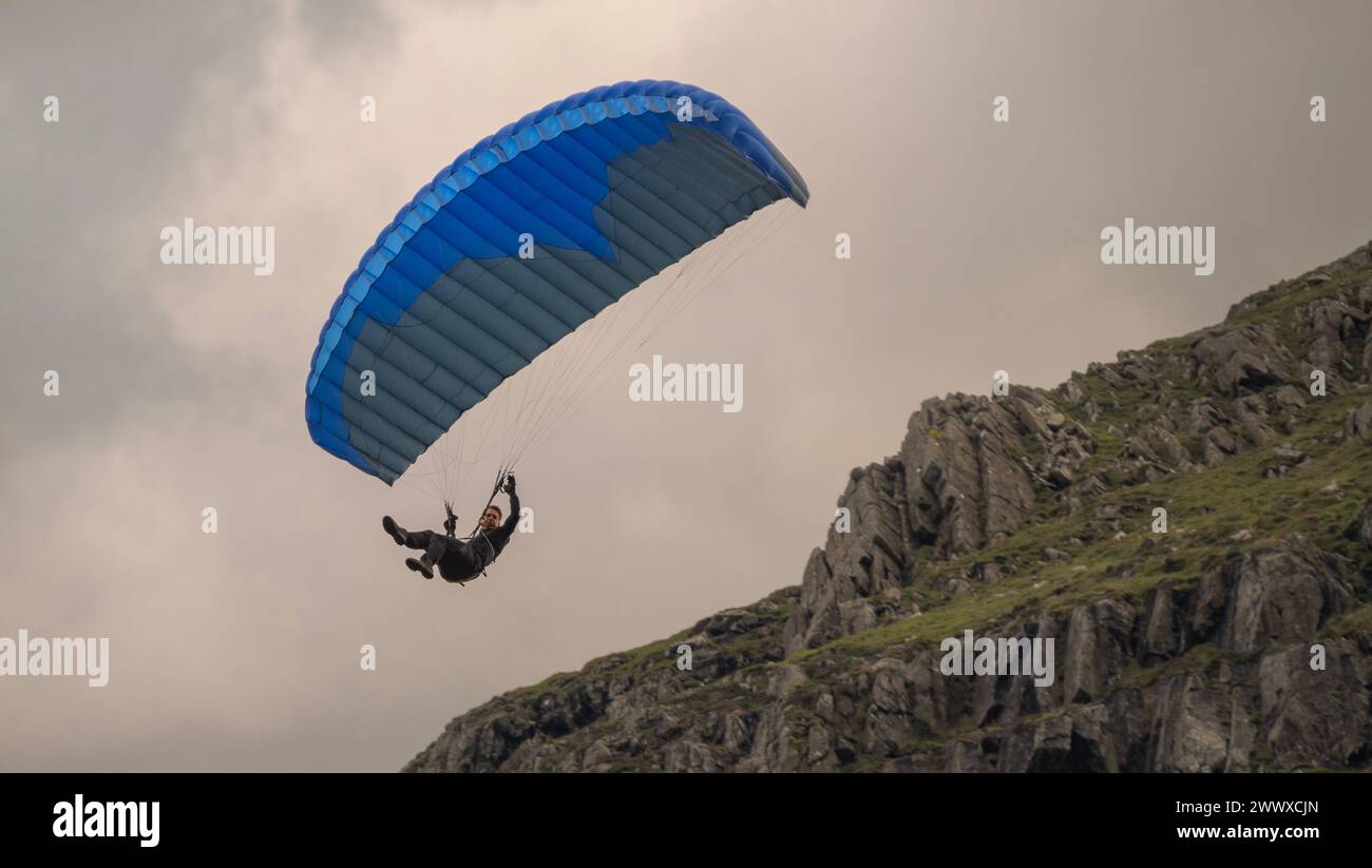 Tournage de Mission impossible Dead Reckoning partie 1. Tom Cruise Speed volant dans les collines du Lake District autour de Buttermere, Cumbria, Royaume-Uni. Banque D'Images