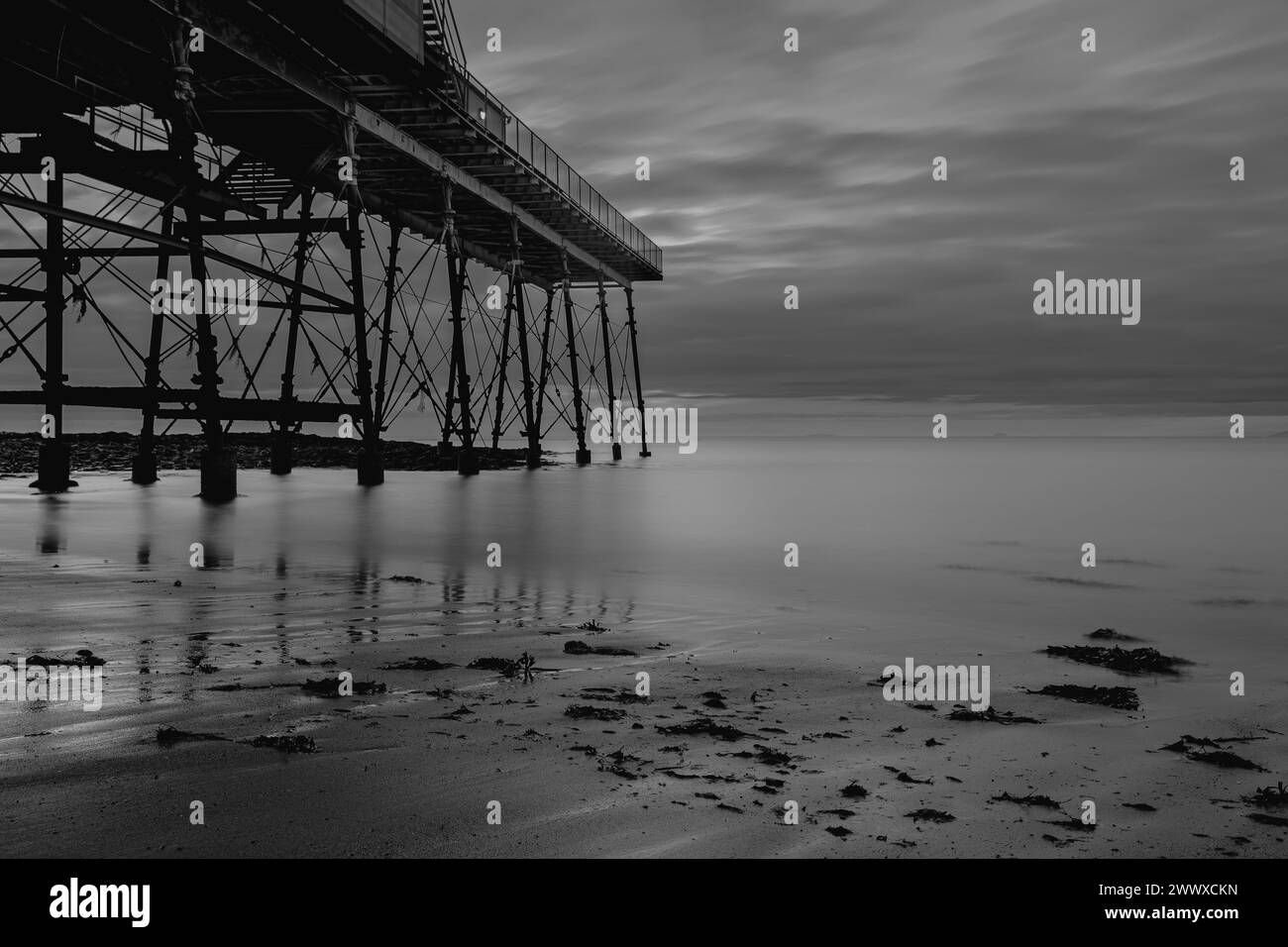 Image crépusculaire de la jetée royale à Aberystwyth, pays de Galles, Royaume-Uni donnant sur Cardigan Bay Banque D'Images