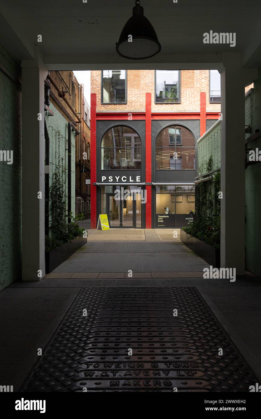 Une escapade tranquille au cœur de la ville. Cette perspective capture parfaitement l’atmosphère sereine d’Eccleston Yards, avec Psycle Banque D'Images