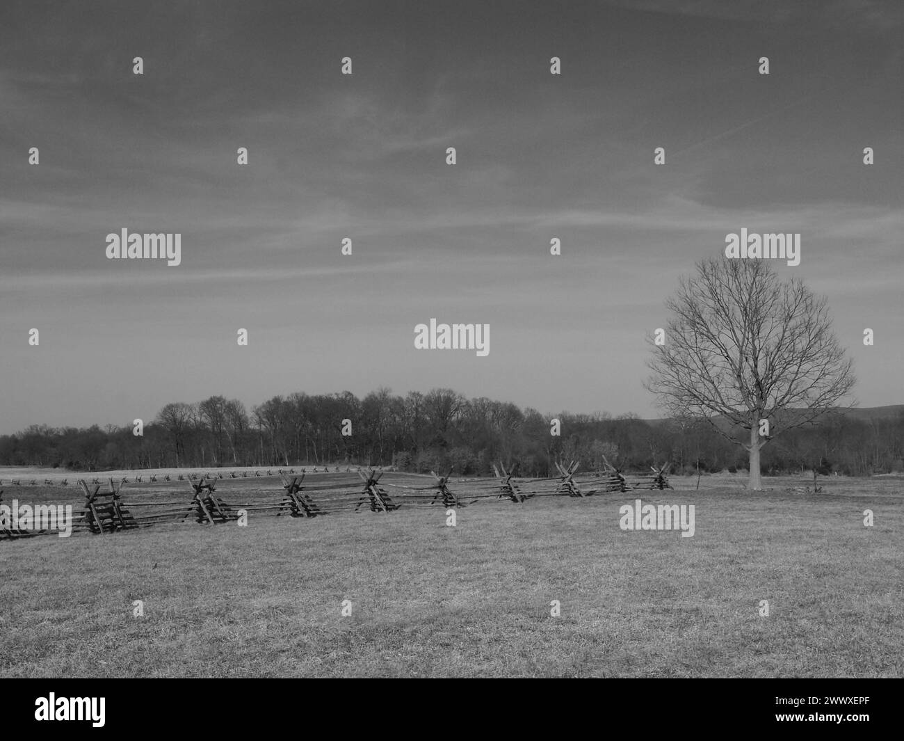 Cimetière historique de la famille Mumma au champ de bataille d'Antietam près de Sharpsburg, Maryland. Les images en noir et blanc représentent également des clôtures de rail en bois typiques. Banque D'Images