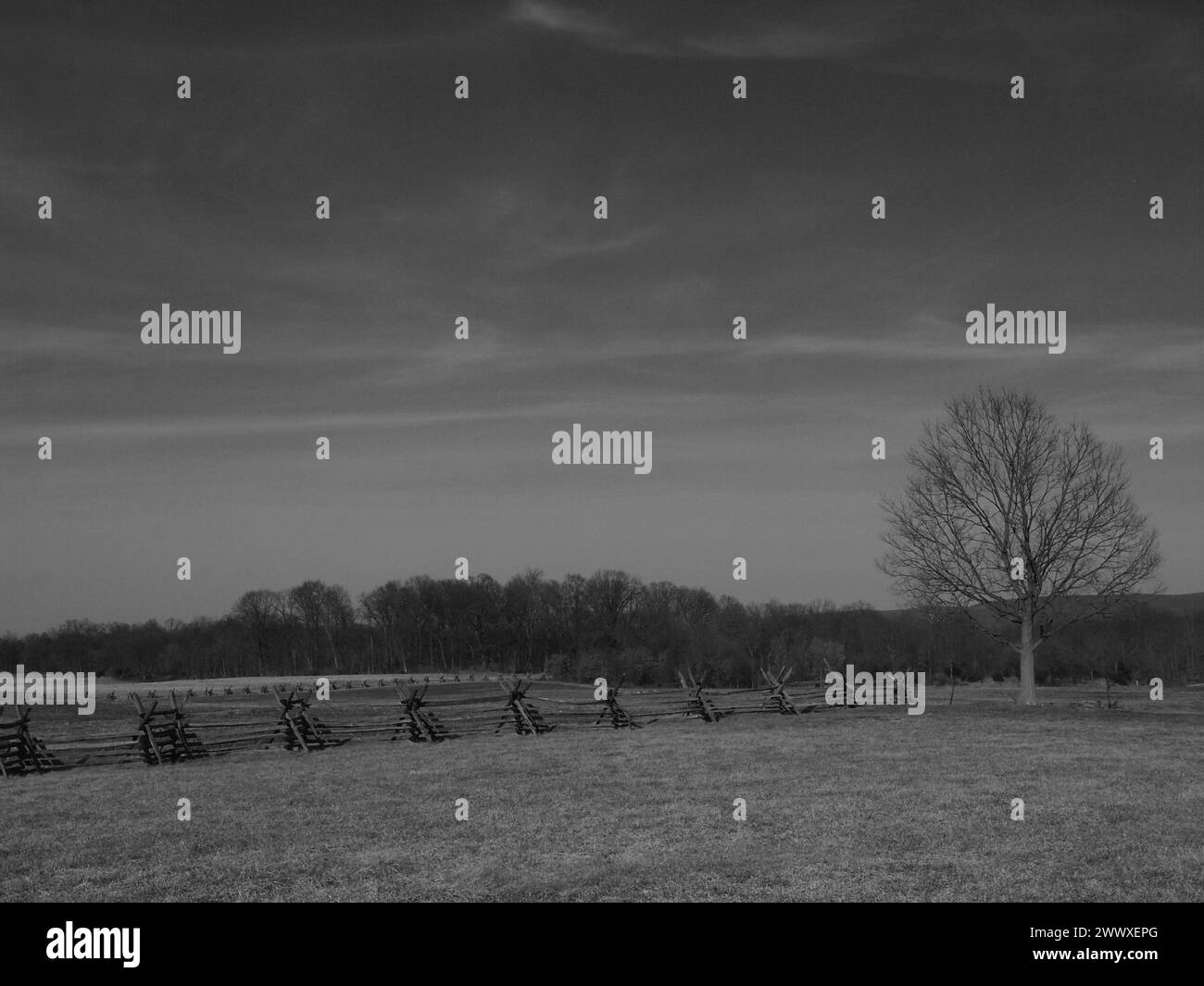 Cimetière historique de la famille Mumma au champ de bataille d'Antietam près de Sharpsburg, Maryland. Les images en noir et blanc représentent également des clôtures de rail en bois typiques. Banque D'Images