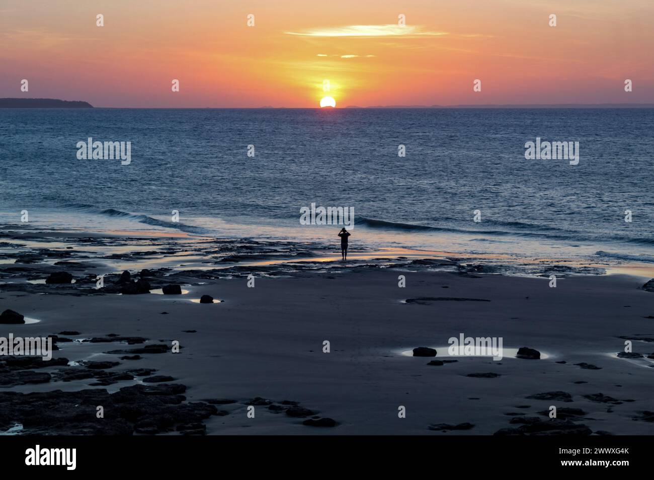 Coucher de soleil rouge, sur la plage déserte d'Olho D'água, sur l'île de São Luís, état de Maranhão, au nord-est du Brésil. Banque D'Images