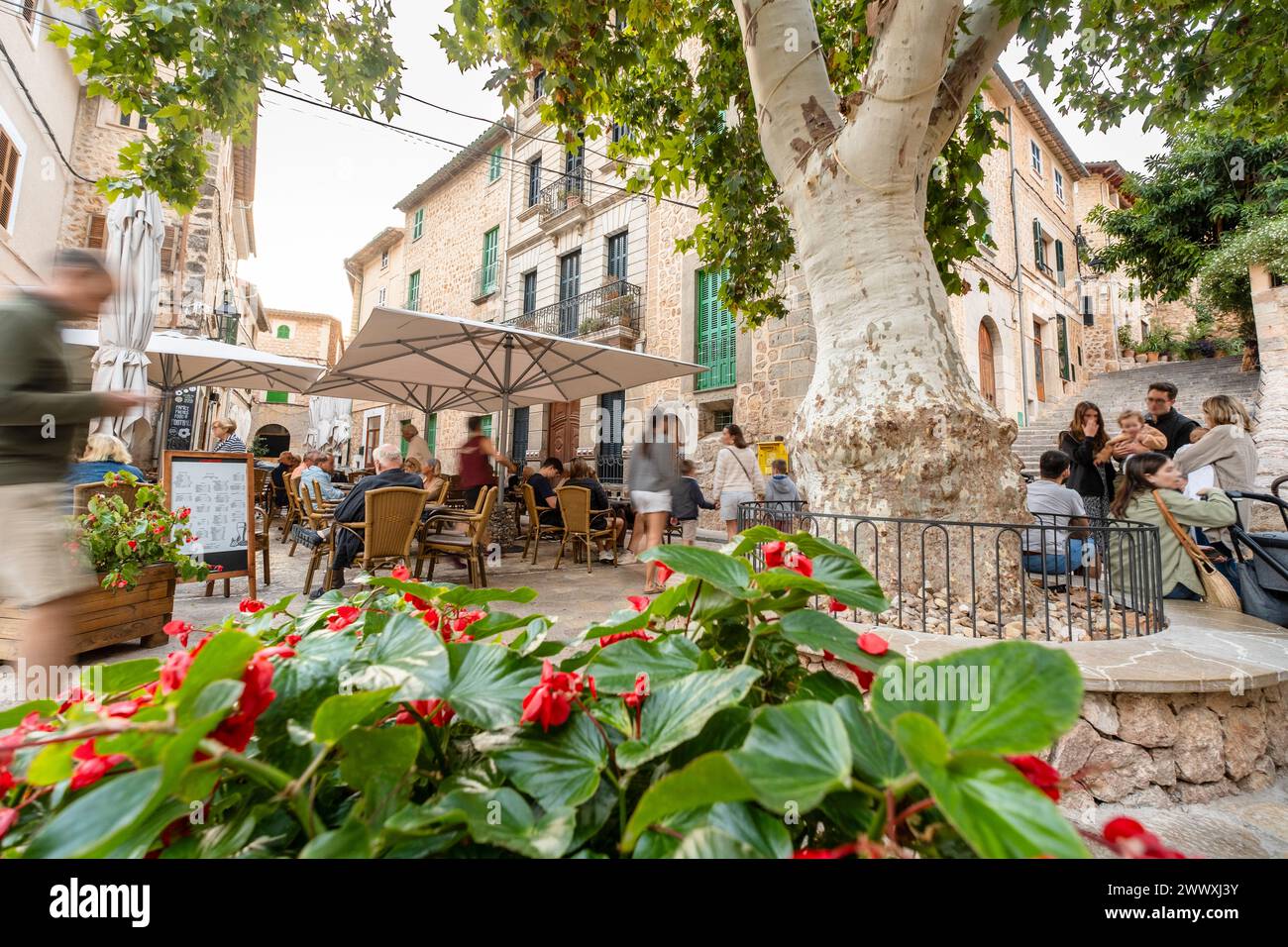 Fornalutx, Espagne - 1 novembre 2023 : belle vue avec des gens dans le café Banque D'Images