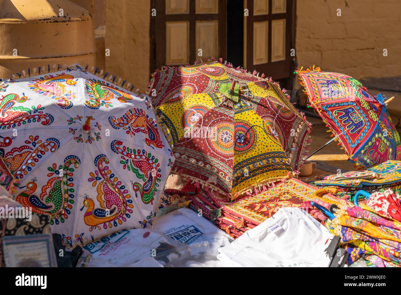 Parapluie coloré à un marché pour la vente à Jaisalmer, la ville dorée du Rajasthan, en Inde Banque D'Images
