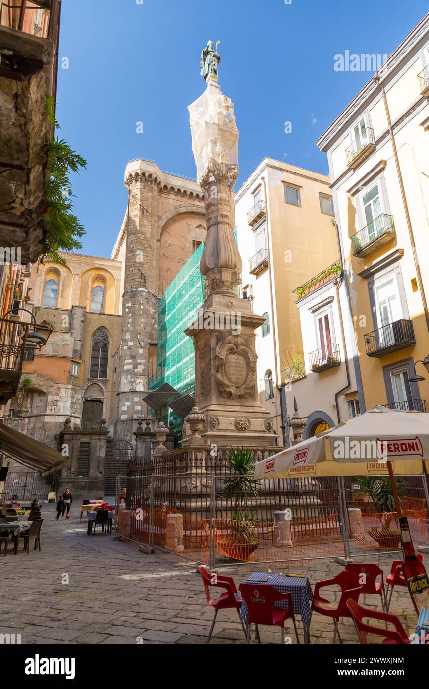 Naples, Italie - 10 avril 2022 : l'obélisque de San Gennaro et la coupole de la chapelle de San Gennaro dans le centre historique de Naples, Campanie, I. Banque D'Images