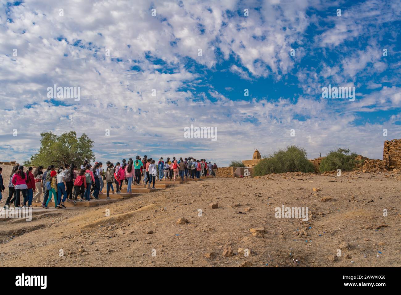 Jaisalmer, Inde - 22 décembre 2023 : un groupe scolaire dans les ruines du village abandonné de Kuldhara Banque D'Images