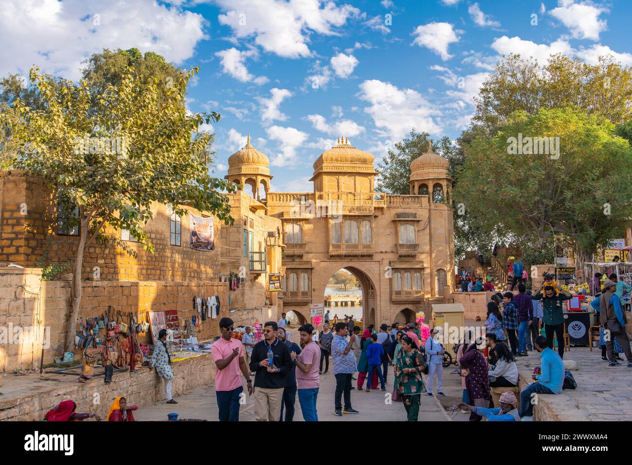 Jaisalmer, Inde - décembre 2023 : bâtiment et gens au lac Gadisar à Jaisalmer, la ville dorée du Rajasthan Banque D'Images