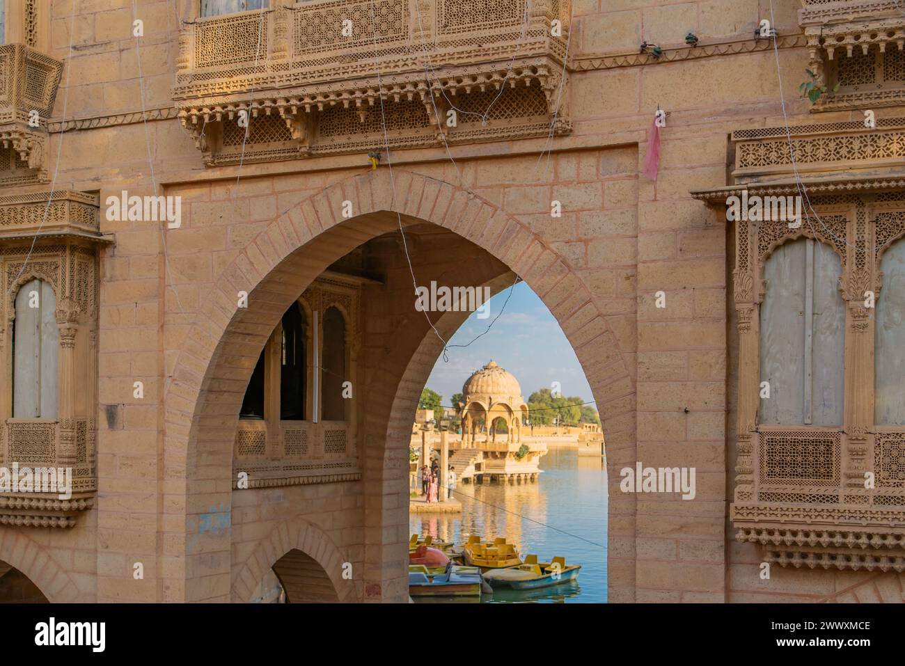 Jaisalmer, Inde - décembre 2023 : bâtiments du lac Gadisar à Jaisalmer, la ville dorée du Rajasthan Banque D'Images