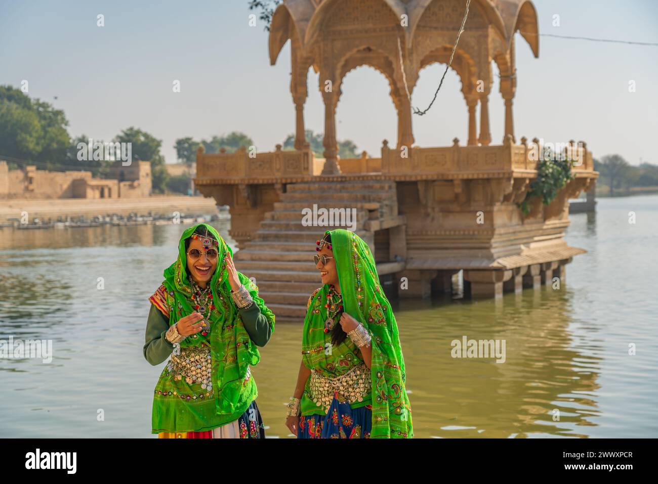 Jaisalmer, Inde - décembre 2023 : deux femmes indiennes en belle robe colorée au lac Gadisar à Jaisalmer Banque D'Images