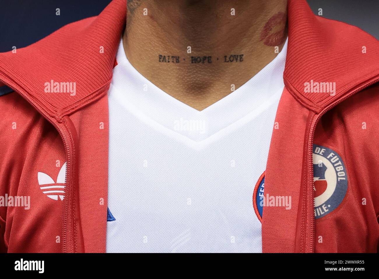 Parme, Italie, 22 mars 2024. Un tatouage sur le cou d'Eduardo Vargas du Chili pendant la formation avant le match amical international au Stadio Ennio Tardini, Parme. Le crédit photo devrait se lire : Jonathan Moscrop / Sportimage Banque D'Images