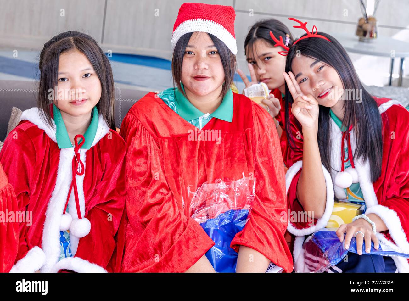 Enfants thaïlandais dans le concert de chorale de Noël dans le hall de l'hôtel concert, Holiday Inn Express, Pattaya, Thaïlande Banque D'Images