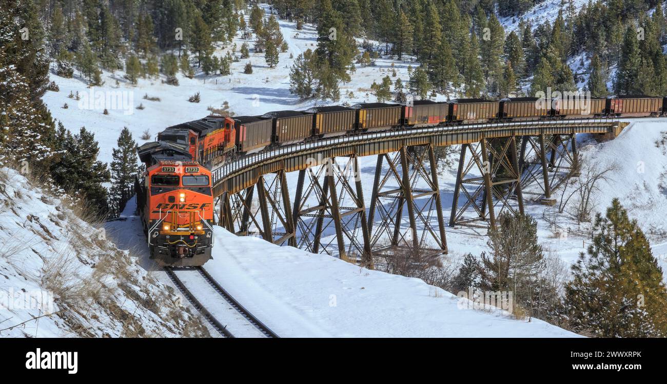 panorama d'un train de charbon sur un chevalet se dirigeant vers mullan pass sur la ligne de partage continentale près d'austin, montana Banque D'Images