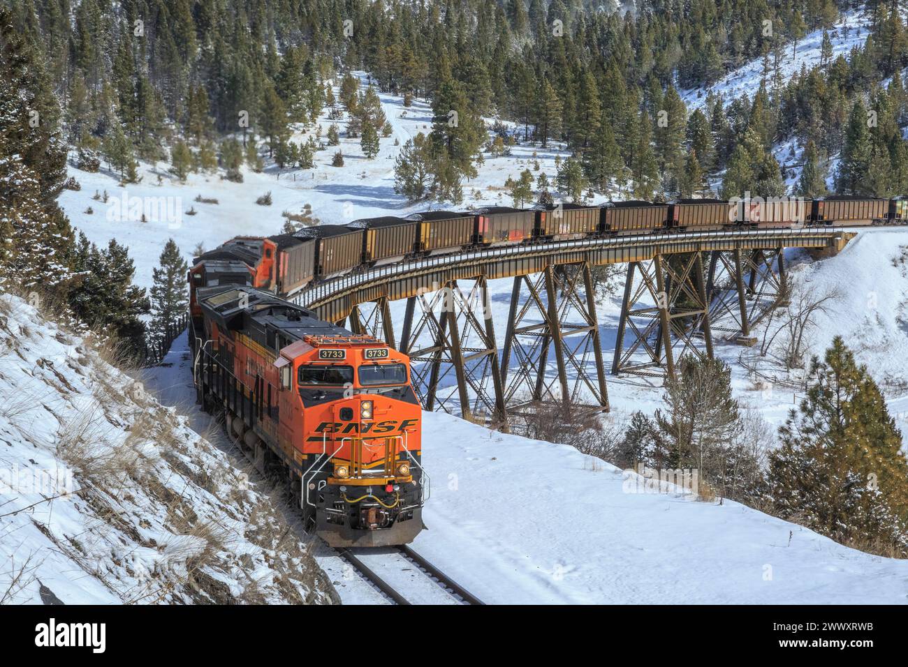 train de charbon sur un chevalet en direction de mullan pass sur la ligne de partage continentale près d'austin, montana Banque D'Images