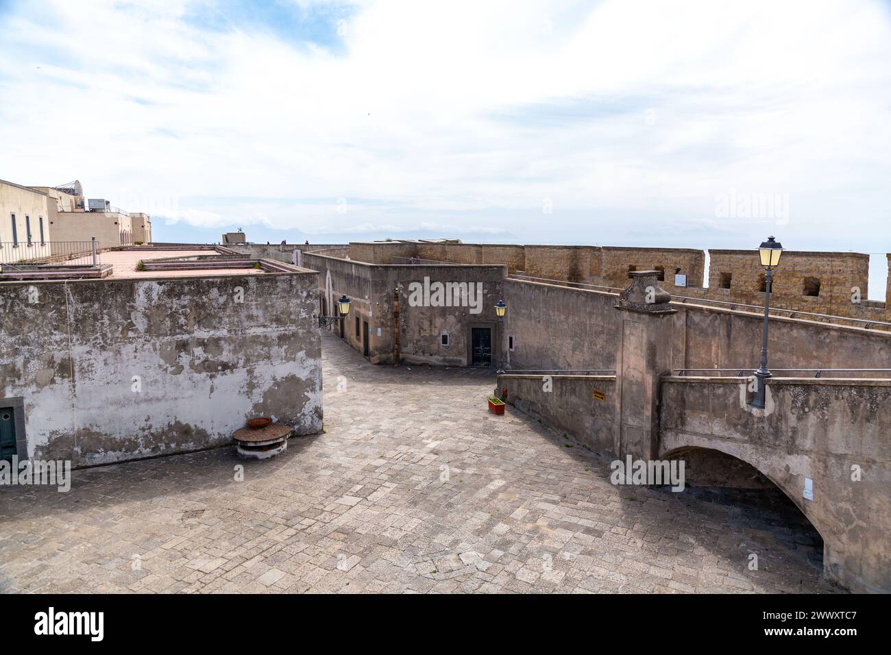 Naples, Italie - 9 avril 2022 : Castel Sant'Elmo est une forteresse médiévale située sur la colline du Vomero à côté de la Certosa di San Martino, surplombant NAPL Banque D'Images