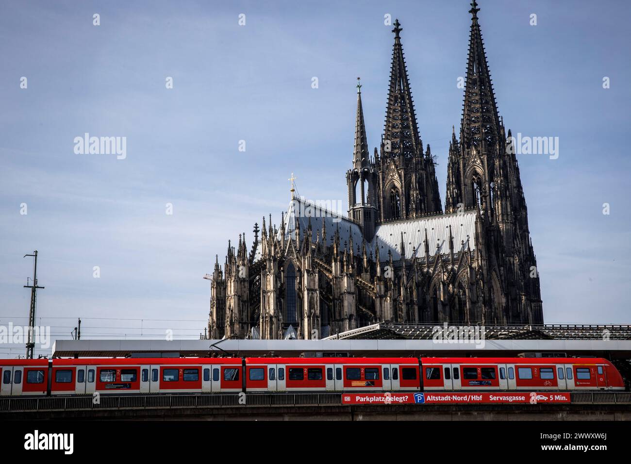 Train de banlieue au quai 1 de la gare principale, la cathédrale, Cologne, Allemagne. S-Bahn am Bahnsteig 1 AM Hauptbahnhof, der Dom, Koeln, Deutschland. Banque D'Images