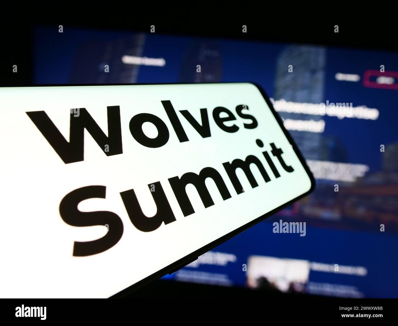 Smartphone avec logo de la plate-forme de marketing numérique Wolves Summit en face du site Web de l'entreprise. Mettez l'accent sur le centre-gauche de l'écran du téléphone. Banque D'Images