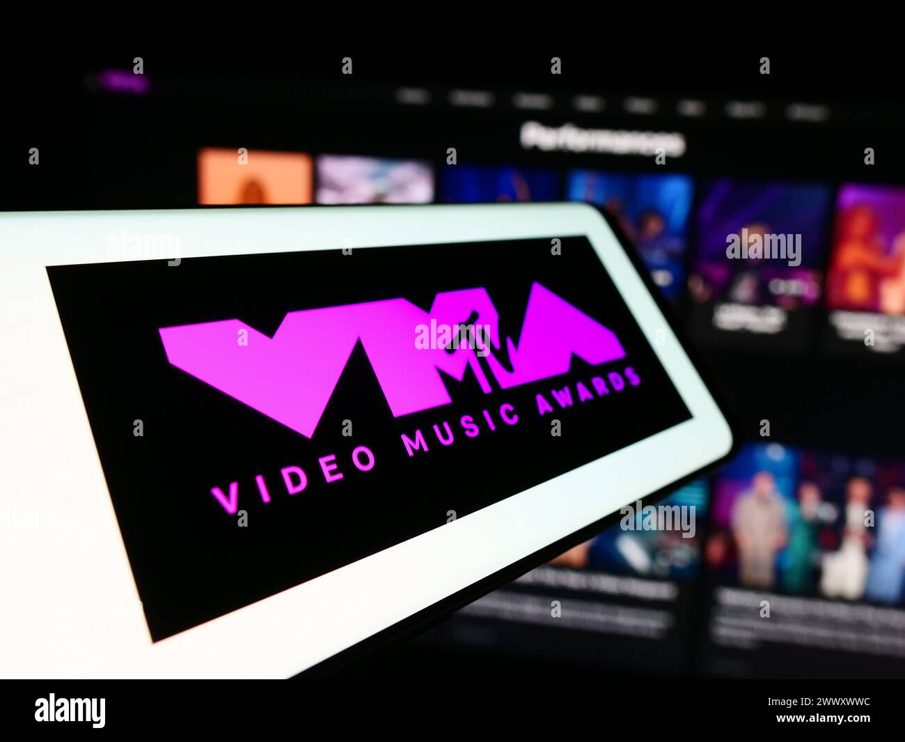 Téléphone portable avec logo de l'émission MTV Video Music Awards (VMA) devant le site Web. Mettez l'accent sur le centre-gauche de l'écran du téléphone. Banque D'Images