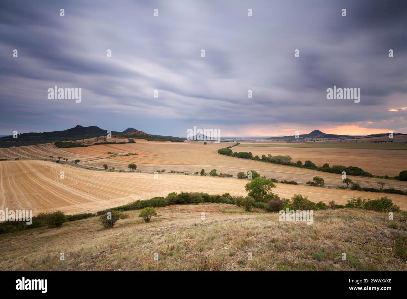 Chaîne de montagnes basses de Bohême. Ambiance météorologique dramatique. Orages d'été dans le nord de la République tchèque Banque D'Images