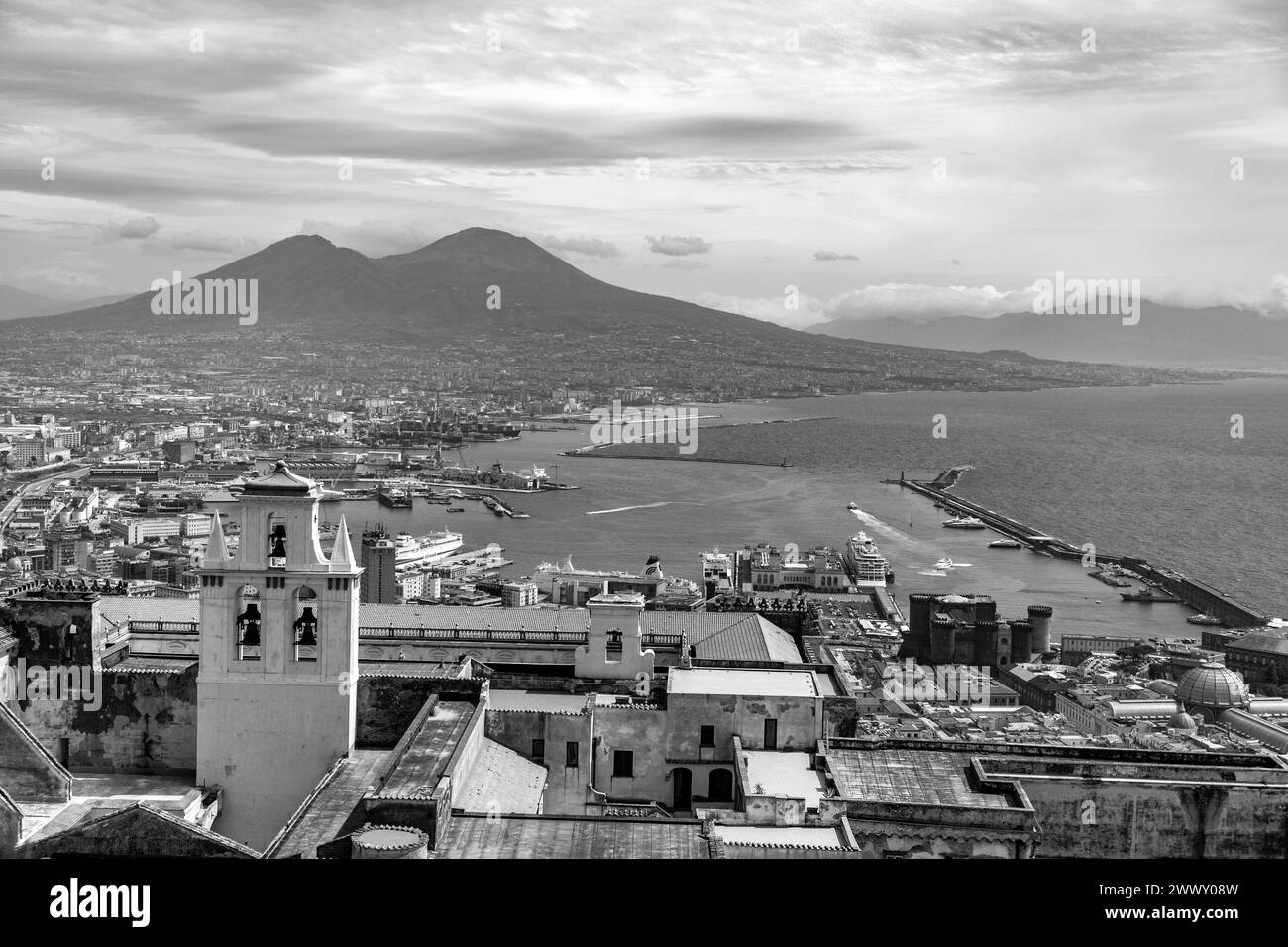 Naples, Italie - 9 avril 2022 : le mont Vésuve est un stratovolcan somma situé sur le golfe de Naples en Campanie, en Italie. Banque D'Images