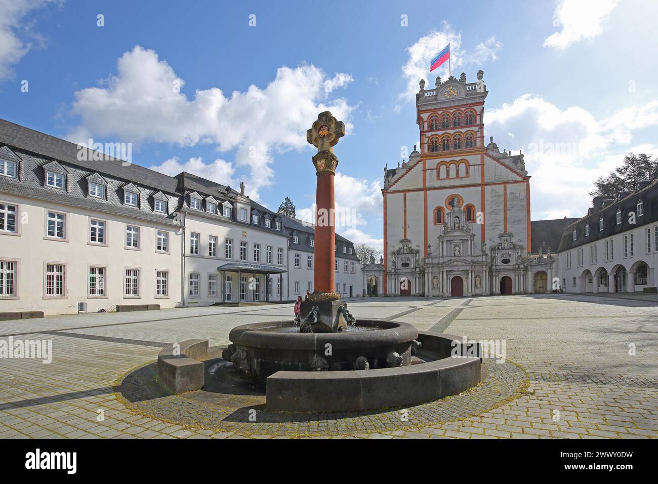 Parvis avec fontaine, croix et colonne et église romane St Matthias, abbaye bénédictine, Trèves, Rhénanie-Palatinat, Allemagne Banque D'Images