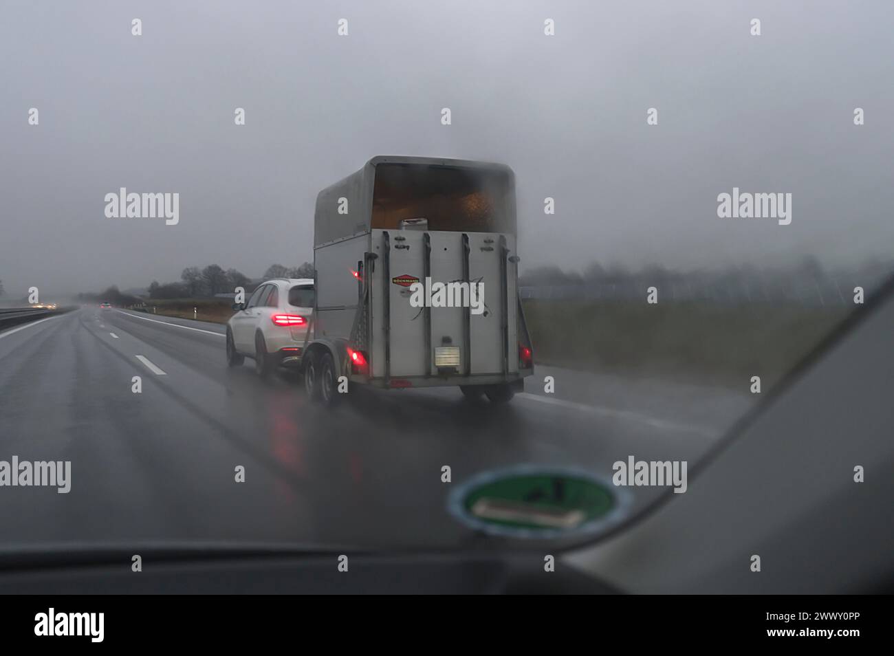 SUV avec remorque de cheval sur l'autoroute sous la pluie, Brandenburg, Germanybd Banque D'Images