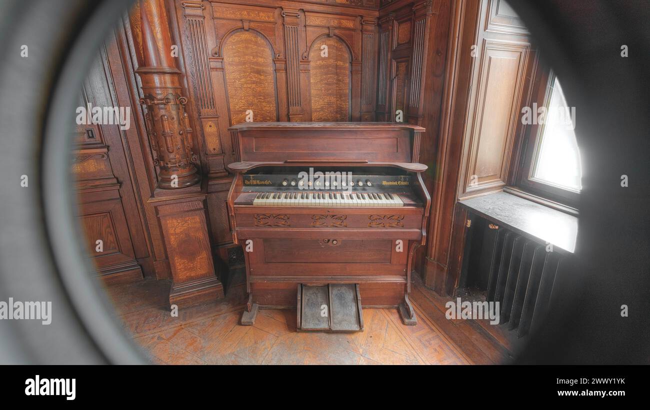Vieux piano dans une section de fenêtre ronde avec boiseries sombres en arrière-plan, Villa Woodstock, Lost place, Brill, Wuppertal, Nord Banque D'Images