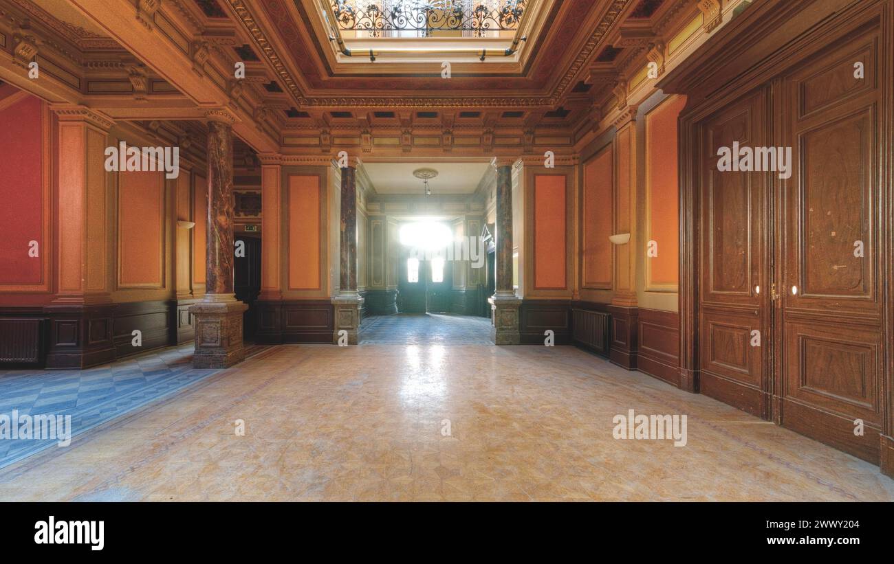 Long hall ensoleillé avec d'élégants boiseries dans un bâtiment historique, Villa Woodstock, Lost place, Brill, Wuppertal, Rhénanie-du-Nord-Westphalie Banque D'Images