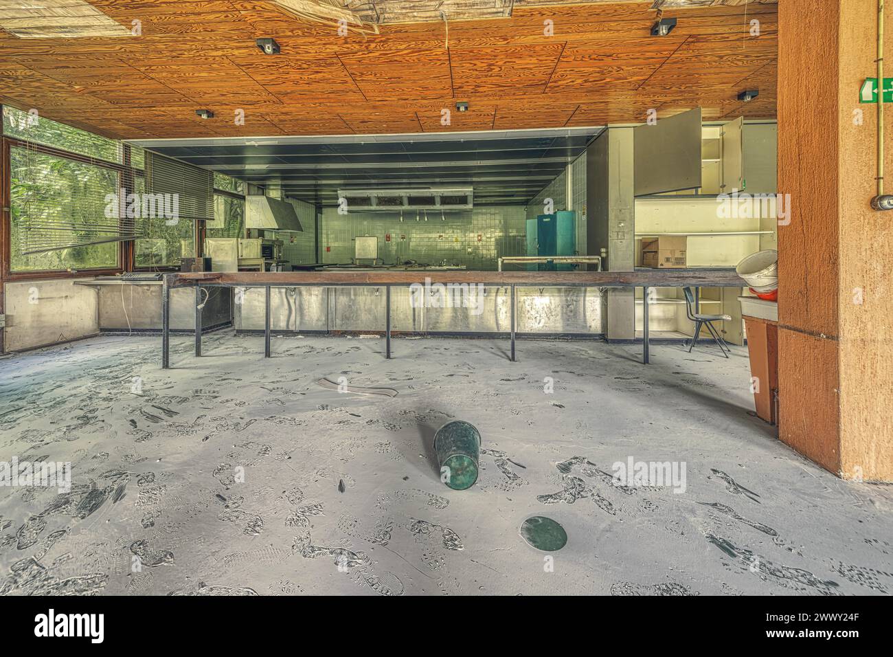 Laboratoire vide et couvert de poussière avec des gravats et une bouteille verte sur le sol, Institut de biologie moléculaire, Lost place, Sint-Genesius-Rode Banque D'Images