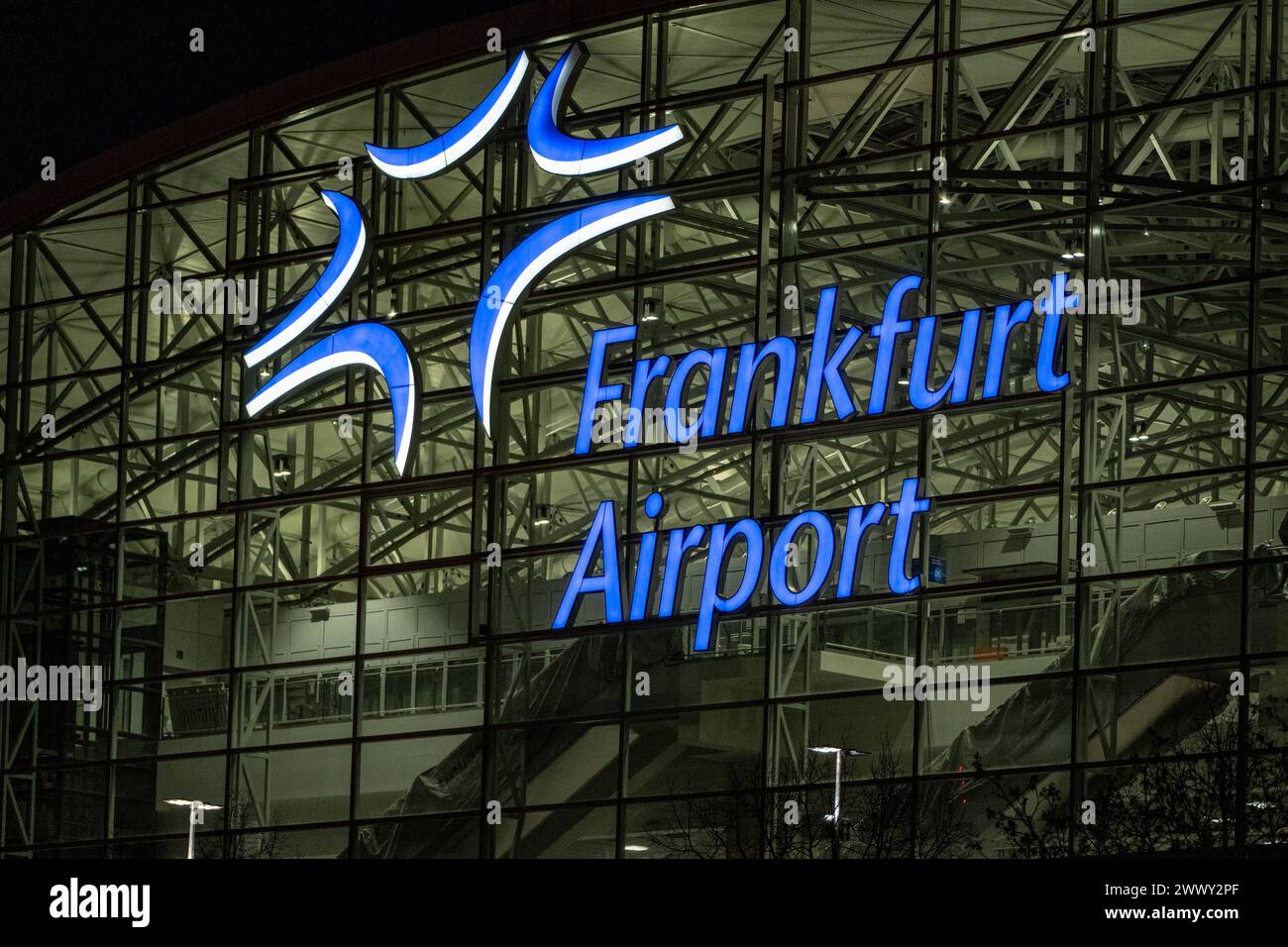 Aéroport de Francfort : terminal 2 Eingang 25.03.24, Francfort : Symbolfoto, Illustrationsbild, Symbolbild, Illustrationsfoto Aéroport de Francfort : terminal 2 Eingang Der markante Schriftzug und das logo des Frankfurt Airports prangen an der Glasfassade des terminal 2, begrüßen Besucher und Reisende gleichermaßen. Die moderne Architektur des Flughafens wird durch die transparente Glasfassade betont, die das logo des Frankfurt Airports in den Vordergrund stellt. Diese Aufnahme fängt die Bedeutung des Flughafens als wichtiges internationales Drehkreuz ein und vermittelt ein Gefühl der Weite und Offenheit Banque D'Images