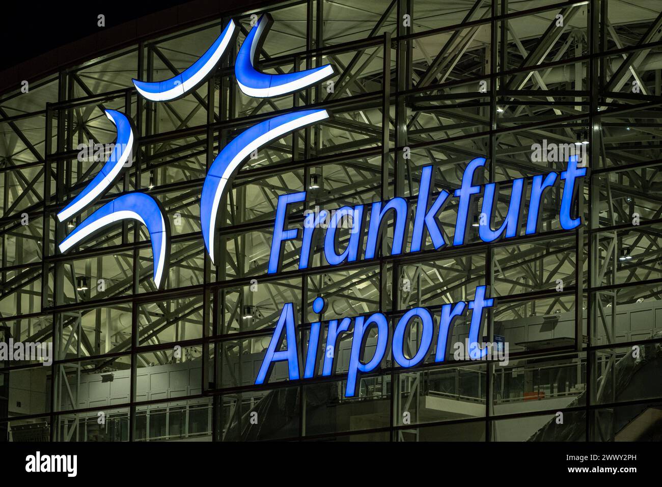 Aéroport de Francfort : terminal 2 Eingang 25.03.24, Francfort : Symbolfoto, Illustrationsbild, Symbolbild, Illustrationsfoto Aéroport de Francfort : terminal 2 Eingang Der markante Schriftzug und das logo des Frankfurt Airports prangen an der Glasfassade des terminal 2, begrüßen Besucher und Reisende gleichermaßen. Die moderne Architektur des Flughafens wird durch die transparente Glasfassade betont, die das logo des Frankfurt Airports in den Vordergrund stellt. Diese Aufnahme fängt die Bedeutung des Flughafens als wichtiges internationales Drehkreuz ein und vermittelt ein Gefühl der Weite und Offenheit Banque D'Images