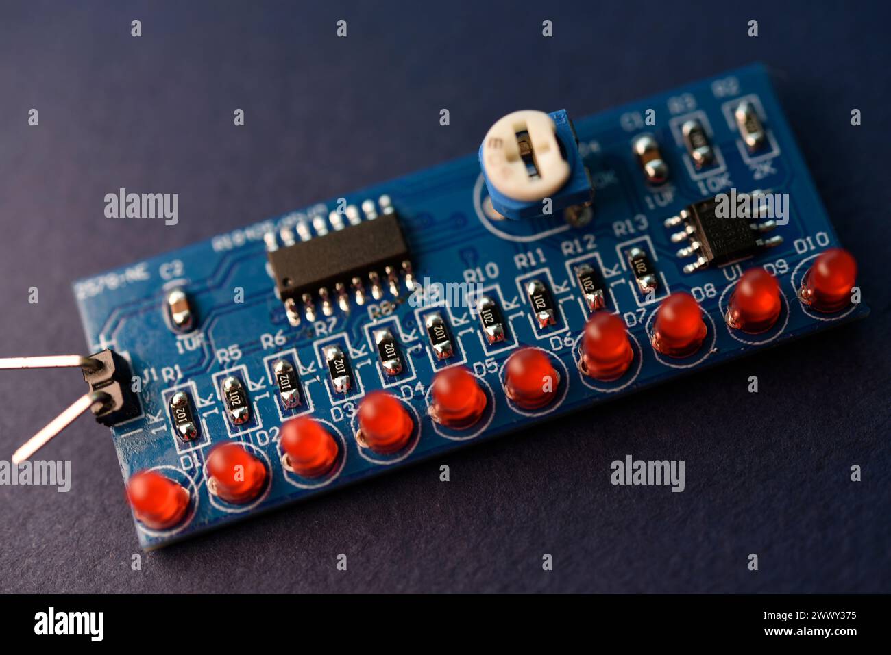 Carte de circuit imprimé avec éléments radio. LED et puces. Ensemble pour souder un radioamateur. Banque D'Images