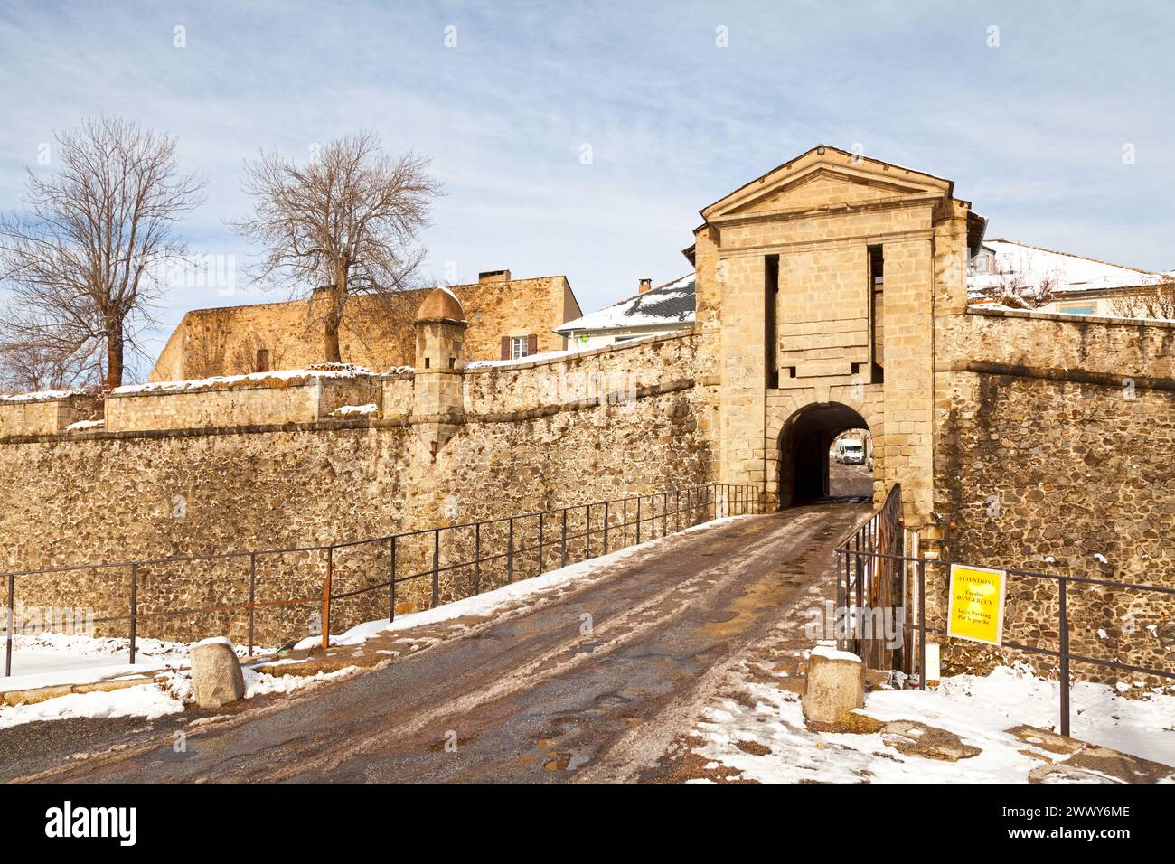 Deuxième porte du village fortifié de Mont-Louis dans le département des Pyrénées-Orientales, dans la région Occitanie. Le village était à l'origine un Banque D'Images