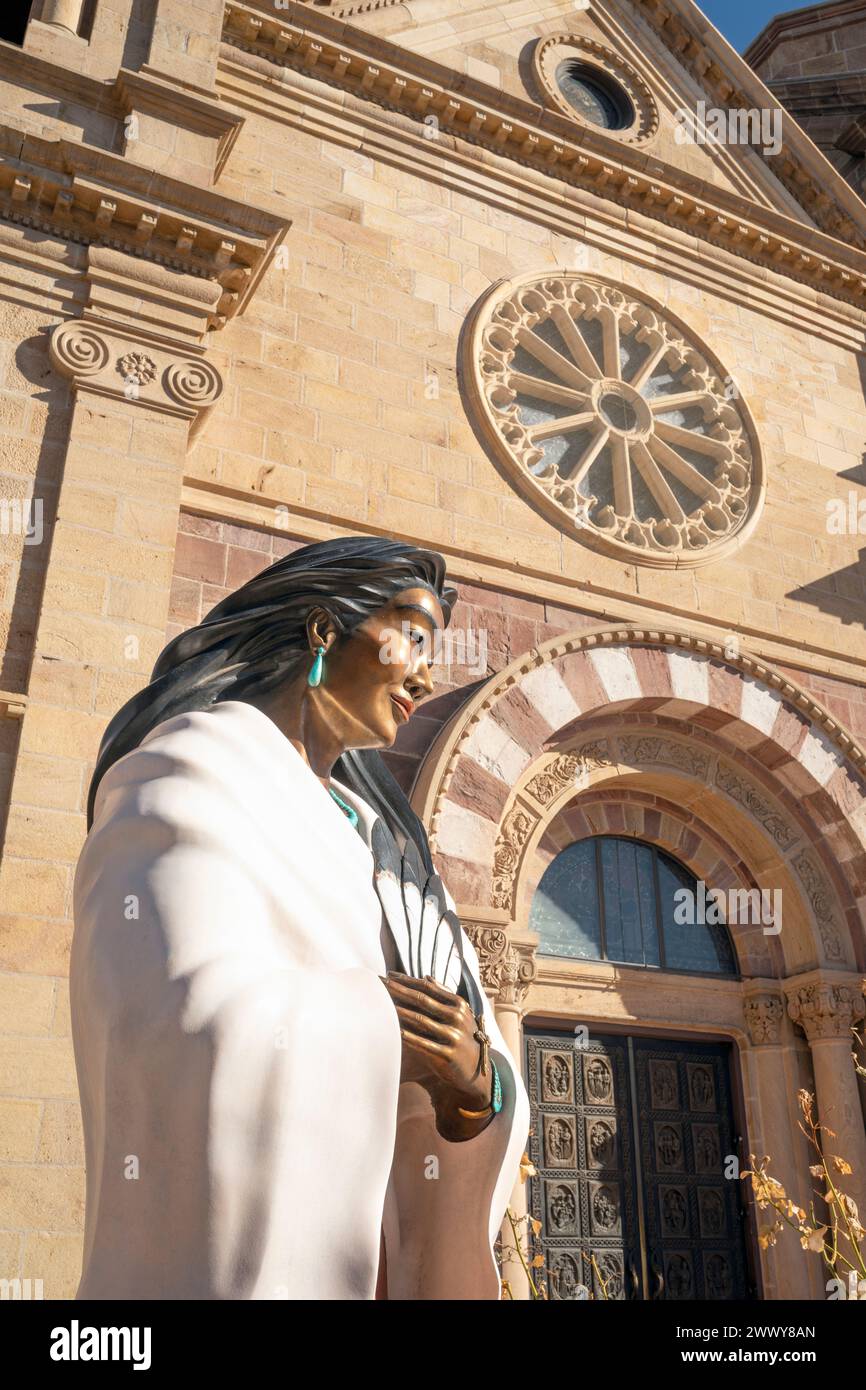 NM00665-00..... NOUVEAU MEXIQUE - Cathédrale Basilique de Saint François avec sculpture de Kateri Tekakwitha à Santa Fe. kateri a été le premier Amérindien p Banque D'Images